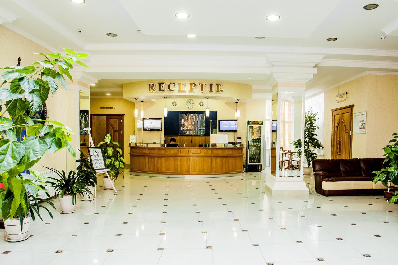 Institutul Muncii Hotel คีชีเนา ภายนอก รูปภาพ